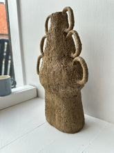 Load image into Gallery viewer, Grainy vase 6.2 - brown
