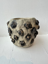 Load image into Gallery viewer, Dotted vase - beige/black