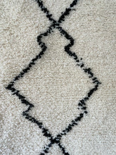 Load image into Gallery viewer, hallway rug with diamonds beni ourain design, size 200 x 85 cm